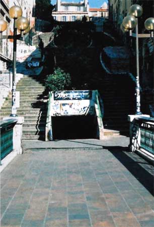 Escalier/lien/lieu: questionner la signification symbolique de l’espace public urbain.